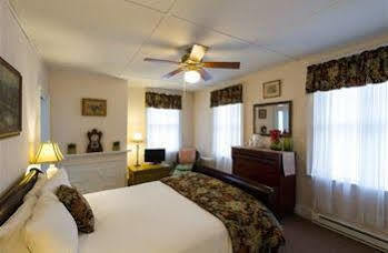 Rogues Harbor Inn Lansing Exterior foto